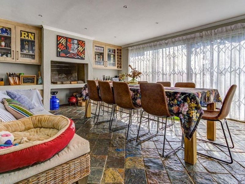 Large family home with pool - Photo 5