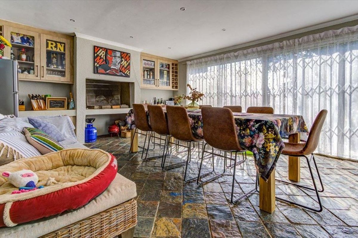 Large family home with pool - Photo 5
