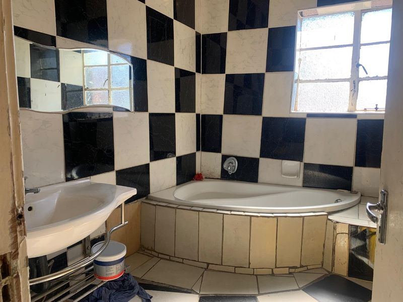 **Spacious Home with Huge Cottage & Pool – Prime Location in Rosettenville - Photo 3