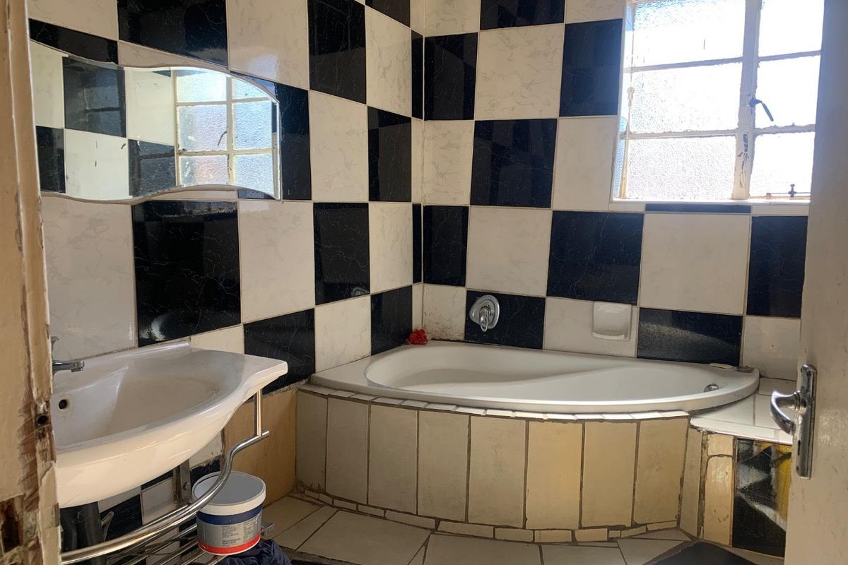 **Spacious Home with Huge Cottage & Pool – Prime Location in Rosettenville - Photo 3