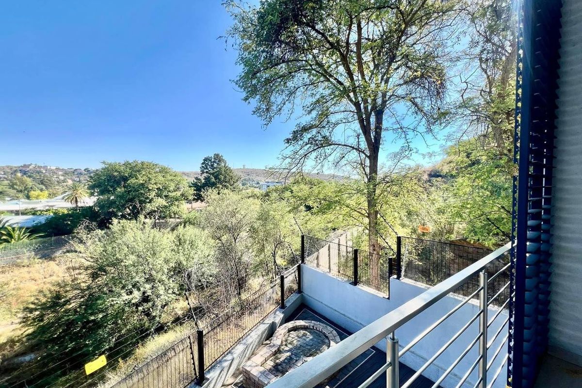 4 Bedroom House For Sale in Klein Windhoek - Photo 2