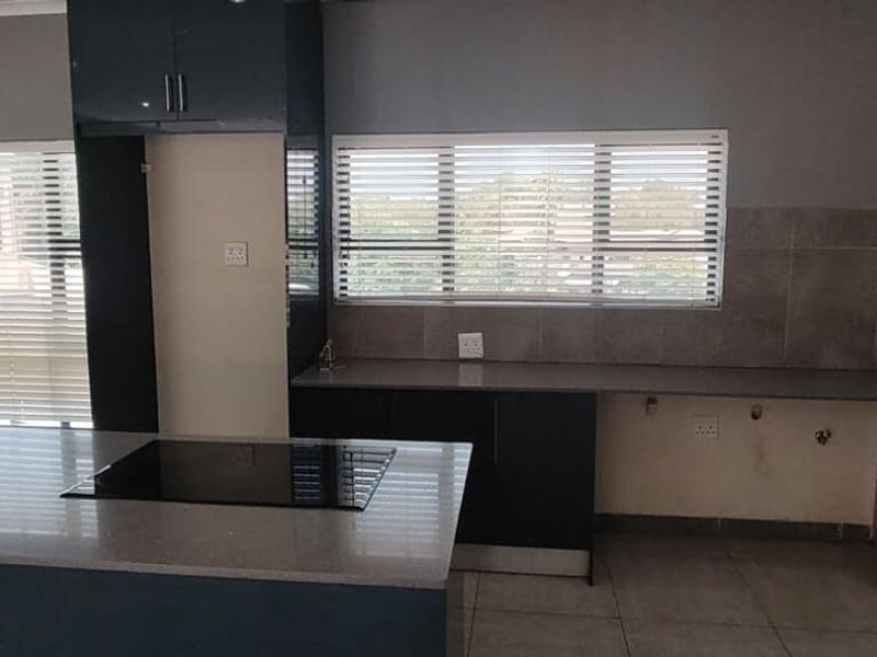 SPACIOUS  MODERN 3 BEDROOM 2 BATHROOM FIRST FLOOR  UNIT - Photo 6