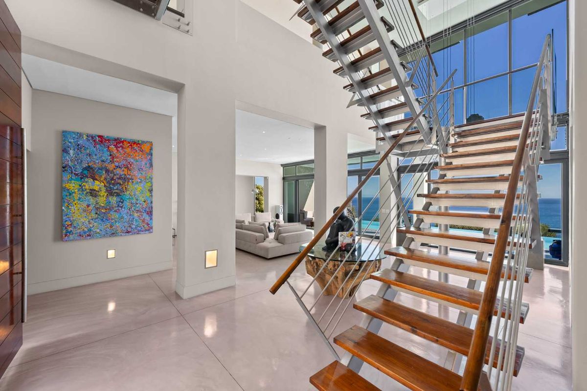 A Rare Architectural Masterpiece with Iconic Camps Bay Views - Photo 4
