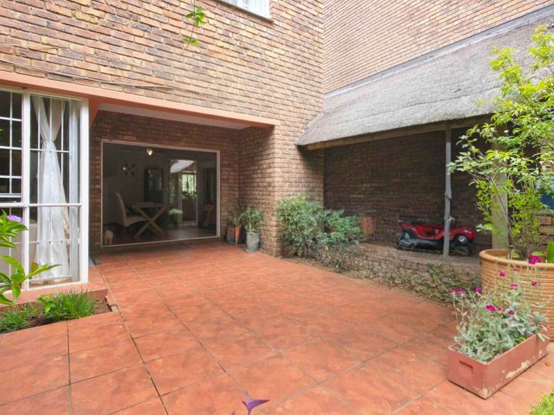 Spacious, Location Perfect, 3 Bedroom Sandton Townhouse with Private Garden - Photo 9