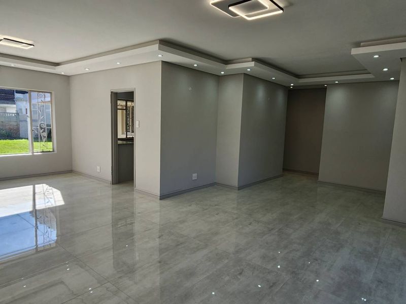 Just Renovated! Beautiful family home with garden flat. - Photo 4