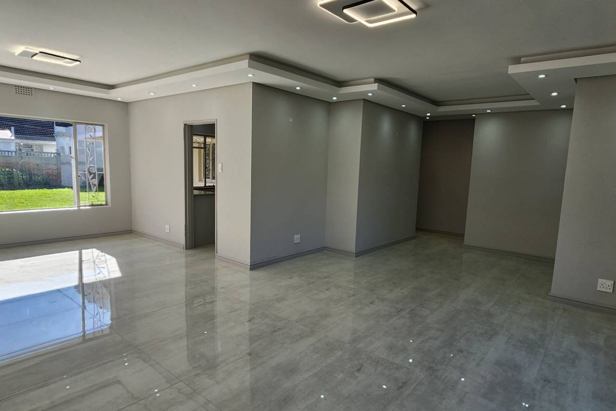 Just Renovated! Beautiful family home with garden flat. - Photo 4