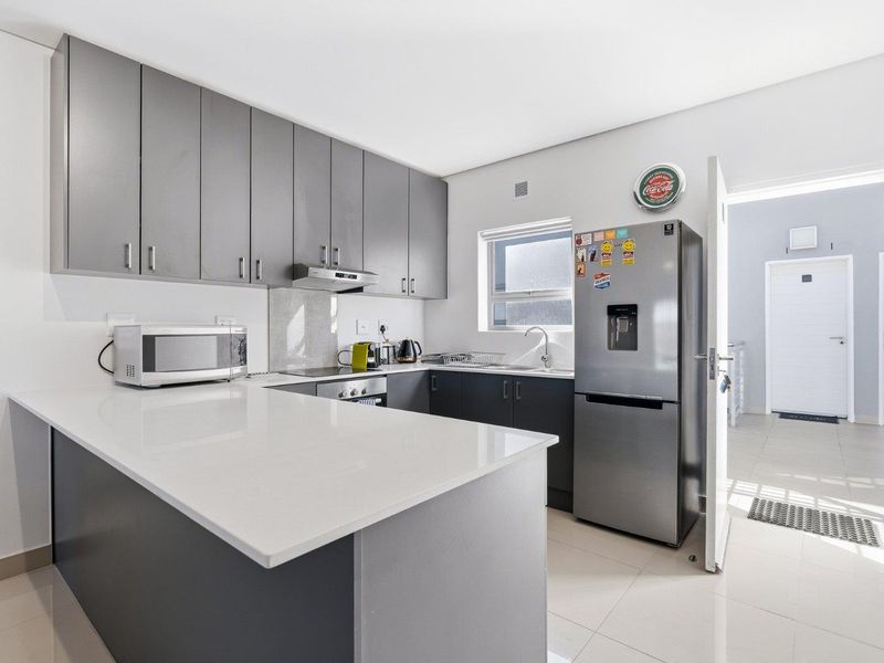 Convenient, Secure Top-Floor Apartment in Edgemead! - Photo 7