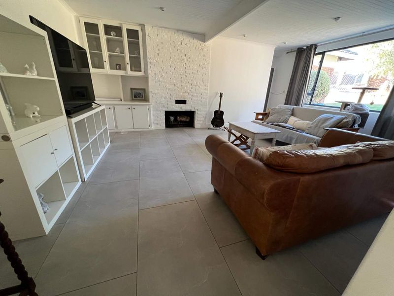 ELEGANT FAMILY HOME WITH LUXURY FEATURES - Photo 3