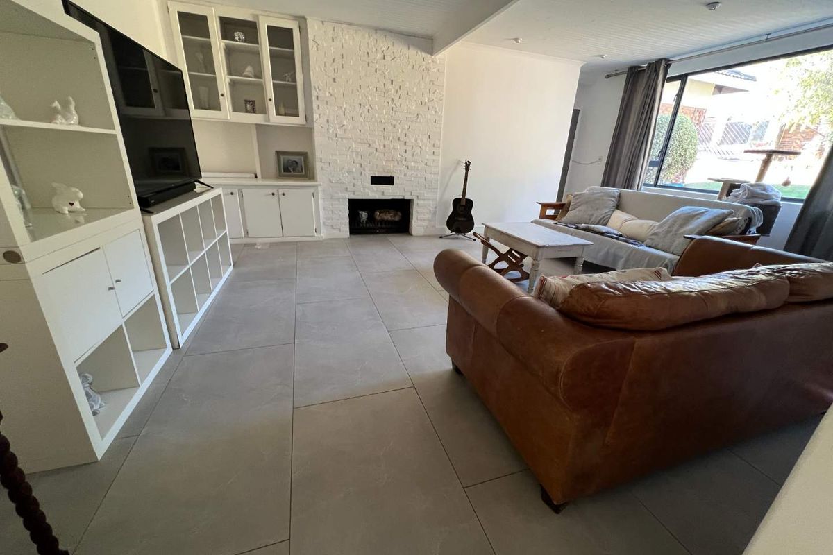 ELEGANT FAMILY HOME WITH LUXURY FEATURES - Photo 3