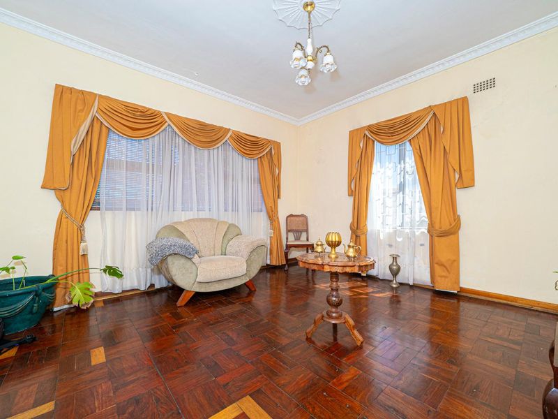 With Table Mountain in sight 5 bedroom,3.5  bathroom plus separate flat & Garage. - Photo 5