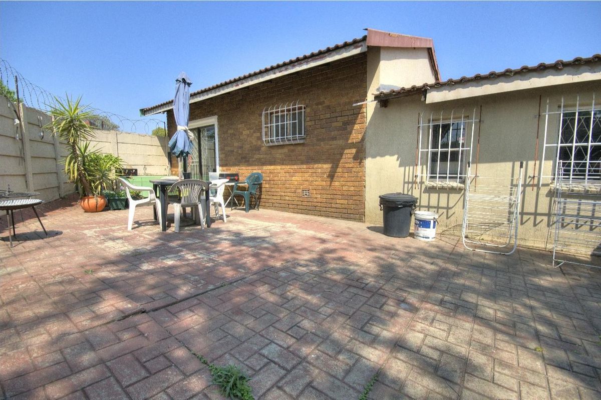 Investment opportunity or Multi family commune - Photo 3