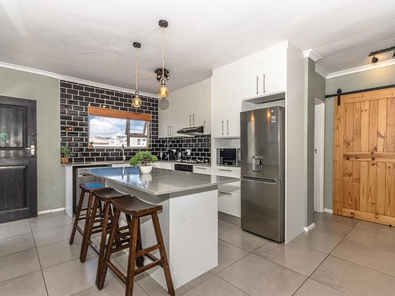 Luxury 2-Bedroom Garden Apartment with Passage Sea Views - Photo 8