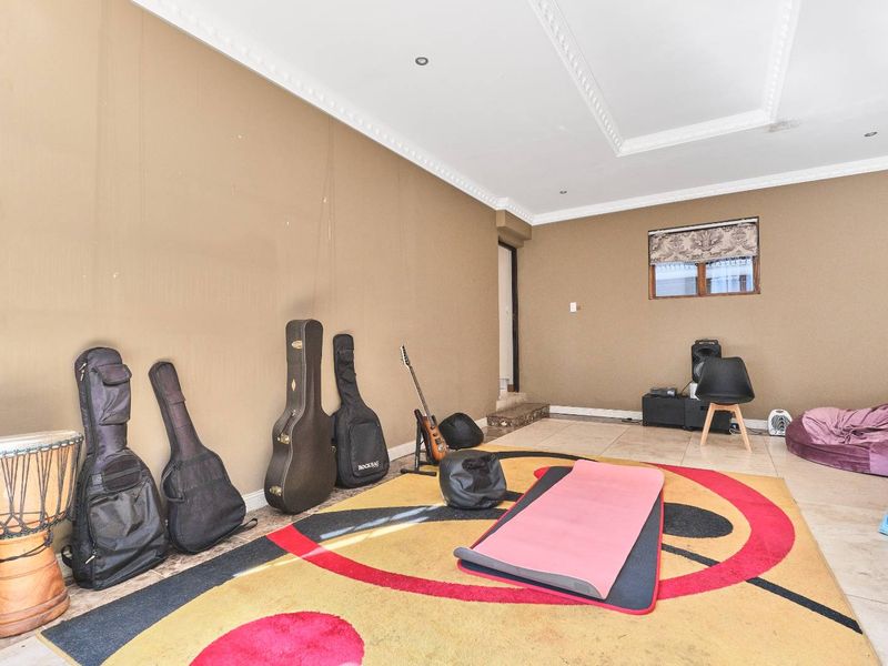 "Entertainer's Dream: Luxury Home in St. Andrews Estate" - Photo 7