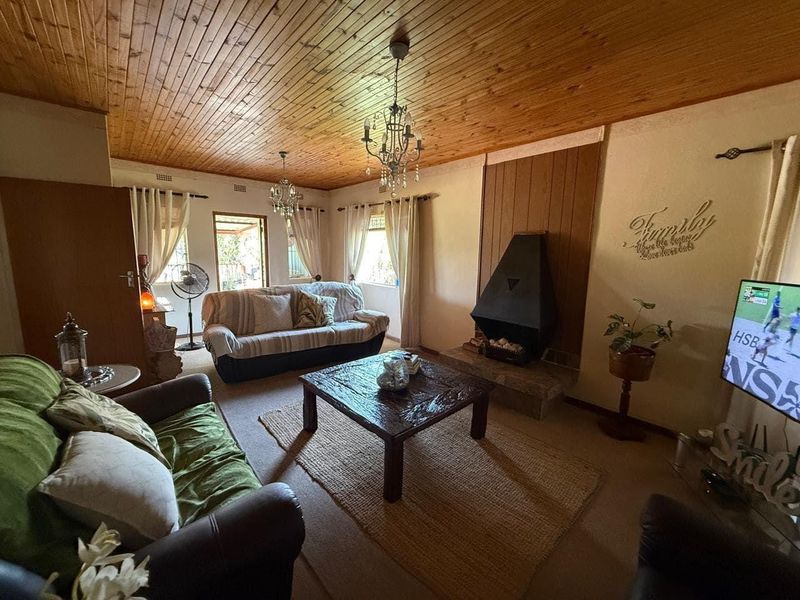 Comfortable Family Home with Flatlet Potential and Established Garden in Estcourt. - Photo 8