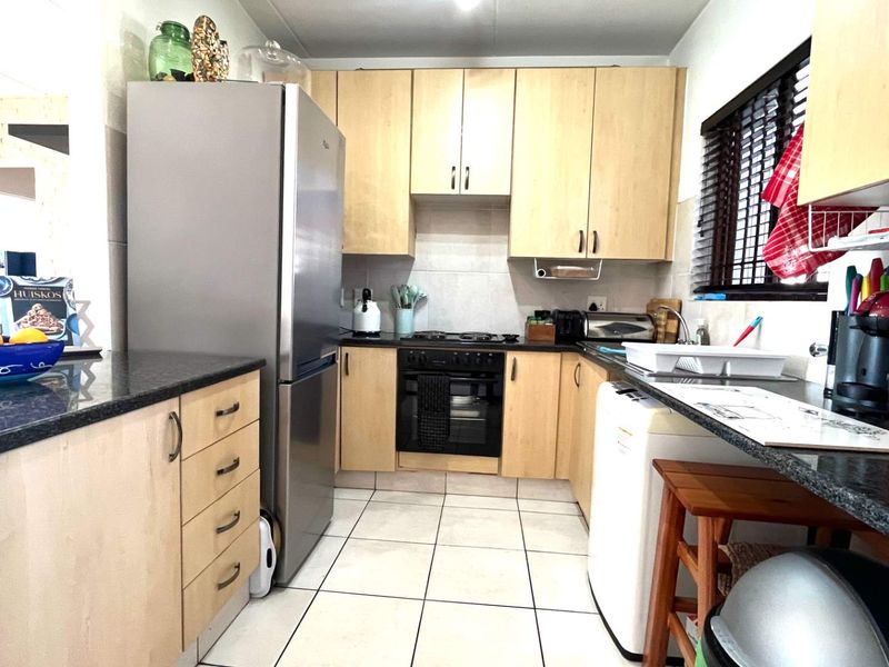 2 Bedroom Ground Floor Apartment for Rent in Paulshof - Photo 3