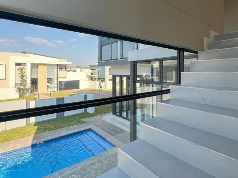 Double-Volume Elegance, Designer Finishes & Family Comfort - Photo 6