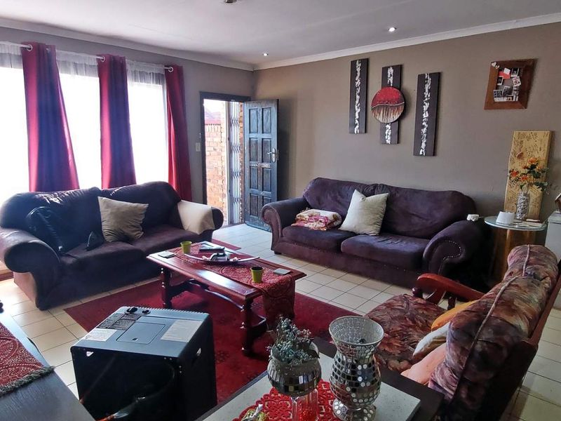 Modern Pet-Friendly 2-Bedroom Townhouse for sale - Photo 4