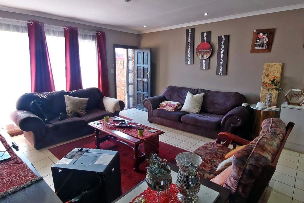Modern Pet-Friendly 2-Bedroom Townhouse for sale - Photo 4