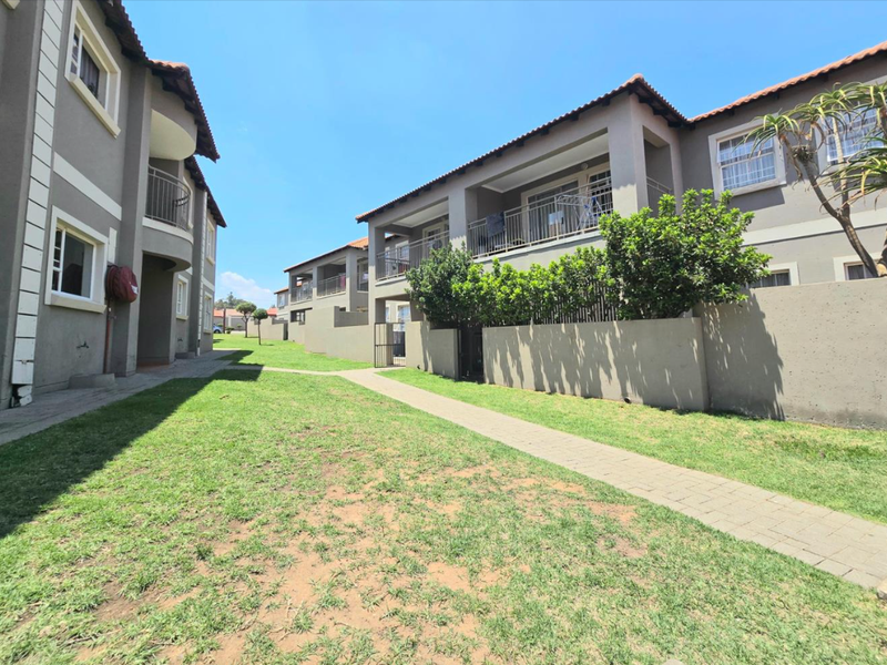 Beautiful Apartment situated in secure complex - Photo 2