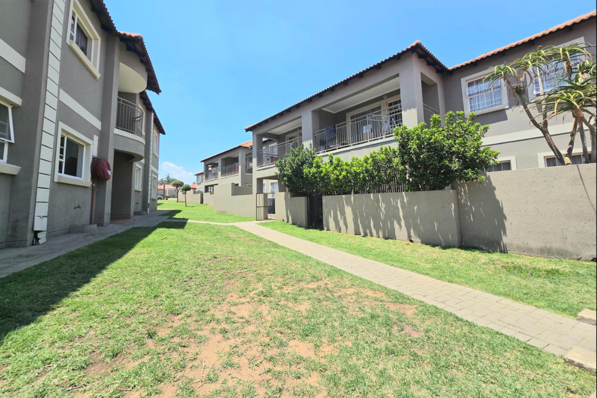 Beautiful Apartment situated in secure complex - Photo 2