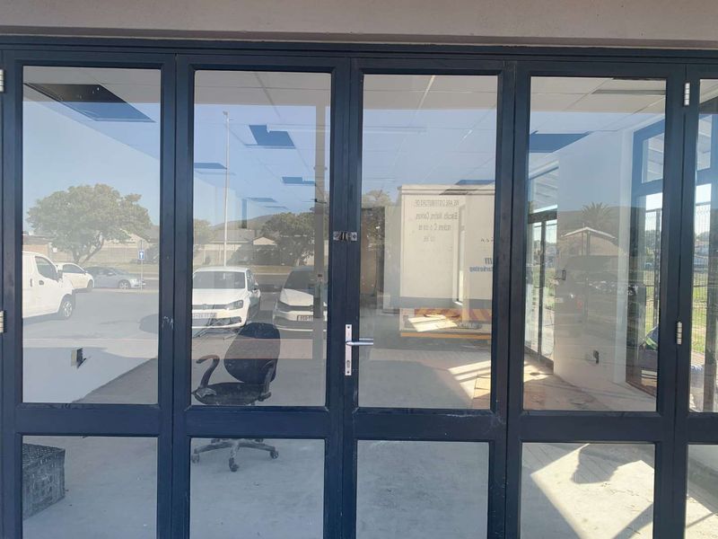 Prime Retail Space: Boost Your Business in a Bustling Center - Photo 4