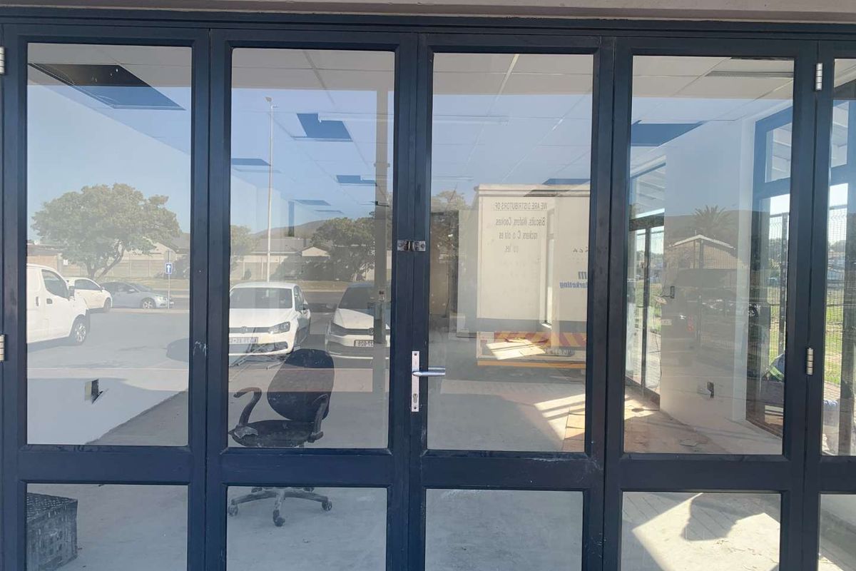 Prime Retail Space: Boost Your Business in a Bustling Center - Photo 4