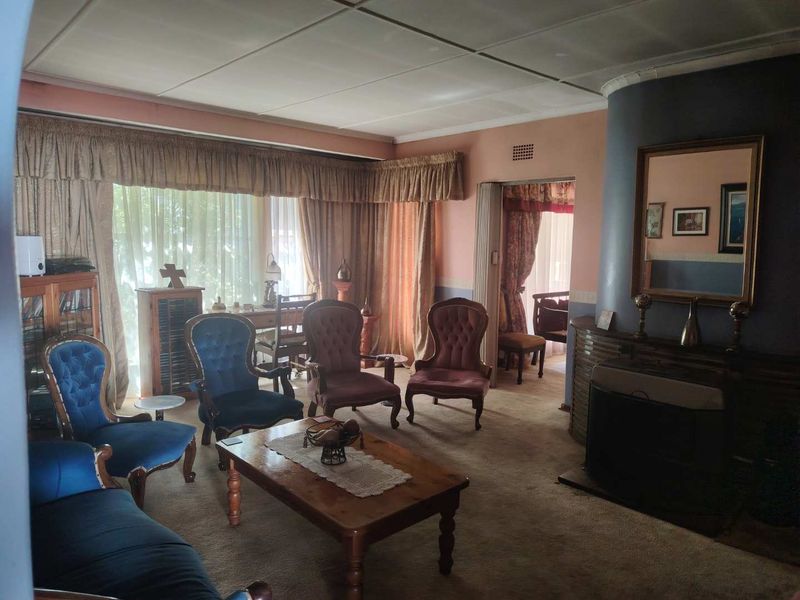 4 bedroom 2 bathrrom house with 2 bedroom Cottage in enclosed area in Nimrod Park - Photo 4