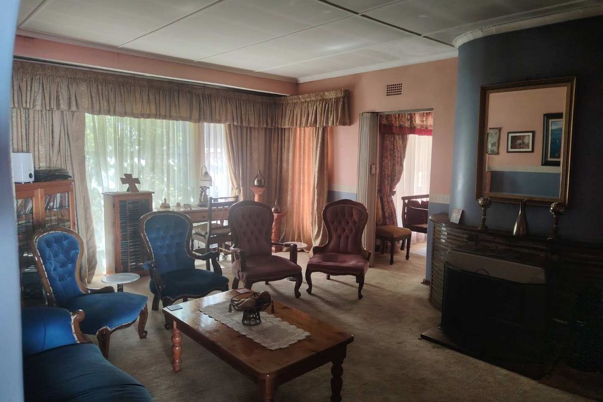 4 bedroom 2 bathrrom house with 2 bedroom Cottage in enclosed area in Nimrod Park - Photo 4