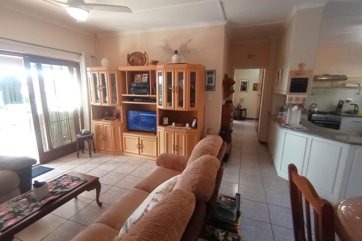 Sunny Port Edward Townhouse - Photo 4