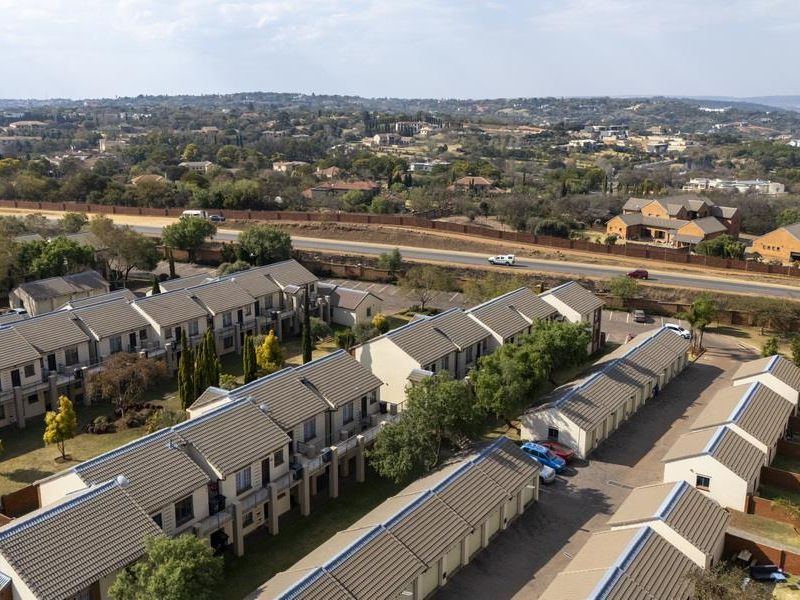 GROUND-FLOOR 2-BED UNIT WITH GARDEN IN MOOIKLOOF RIDGE ESTATE - Photo 6