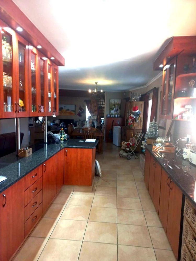 spacious new kitchen with grannite tops