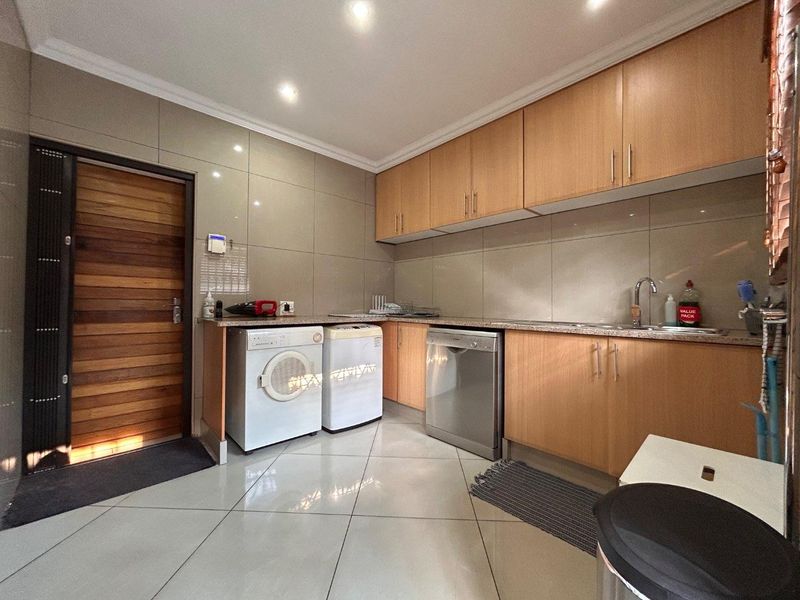 An Exceptional Residence in New Redruth - Photo 8