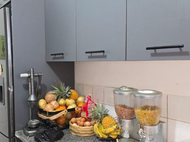 Refurbished Beauty: Spacious 3-Bed, Modern Kitchen & Security - Photo 2