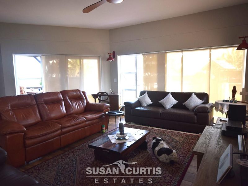 WATERFTONT 3 BEDROOM HOUSE IS FOR SALE - Photo 2