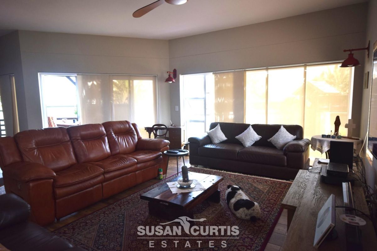 WATERFTONT 3 BEDROOM HOUSE IS FOR SALE - Photo 2