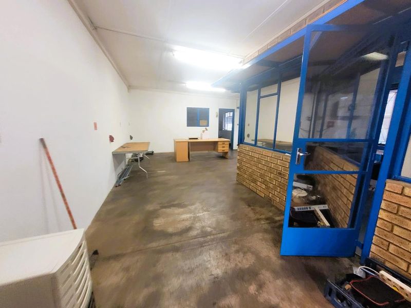 **Versatile Commercial Property -400m2 Warehouse For Sale in Umbilo** - Photo 10