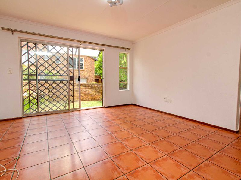 Spacious Townhouse: 2 Beds, Private Garden & More - Photo 3