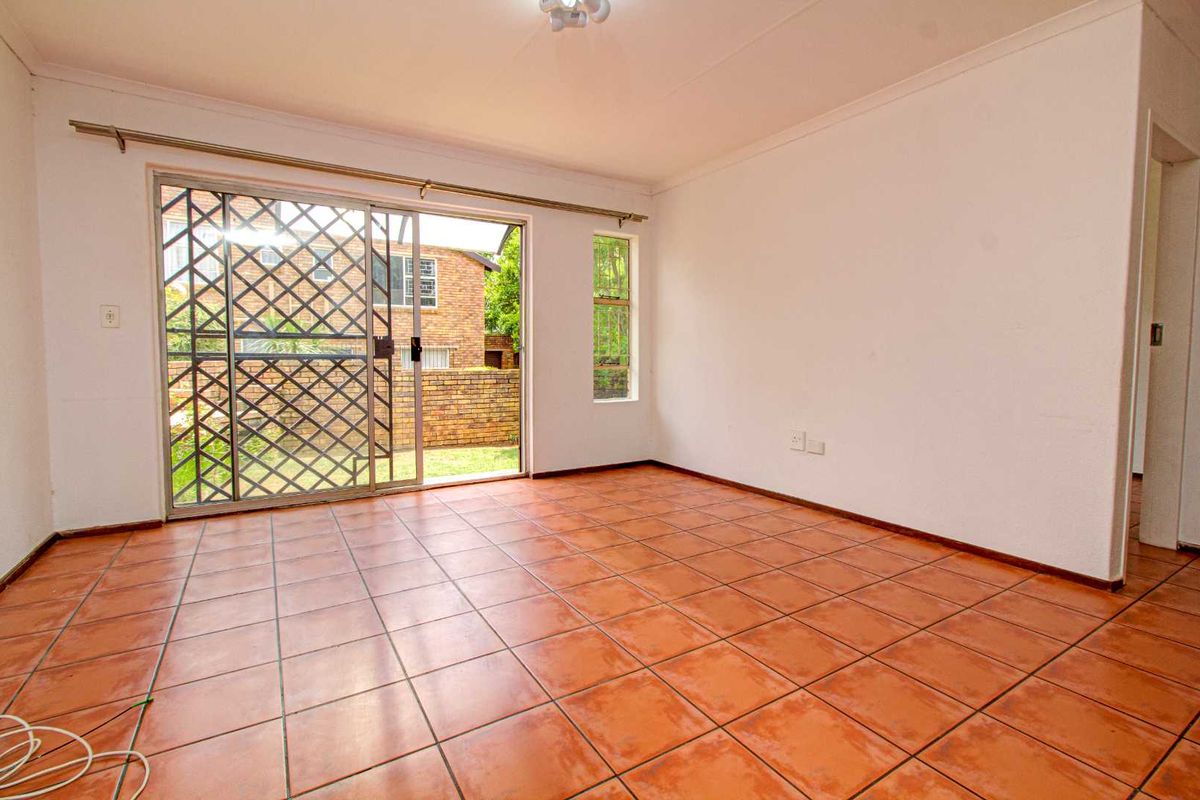 Spacious Townhouse: 2 Beds, Private Garden & More - Photo 3