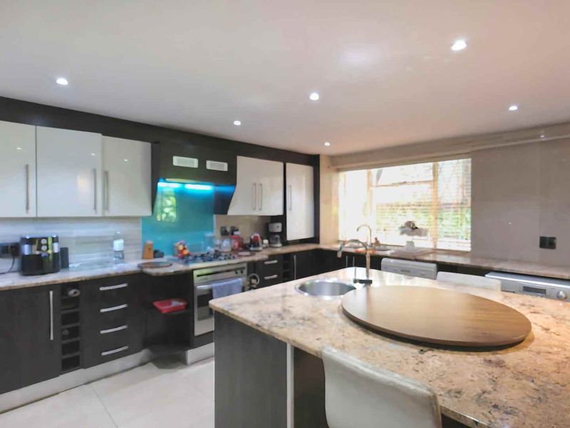 Ground floor 3 Bedroom Apartment with lots of private and communal gardens - Photo 9