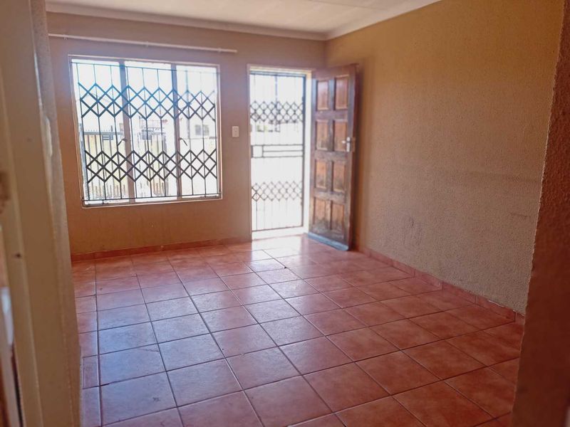 "Perfect Starter Home: 2 Beds Near Mams Mall!" - Photo 5