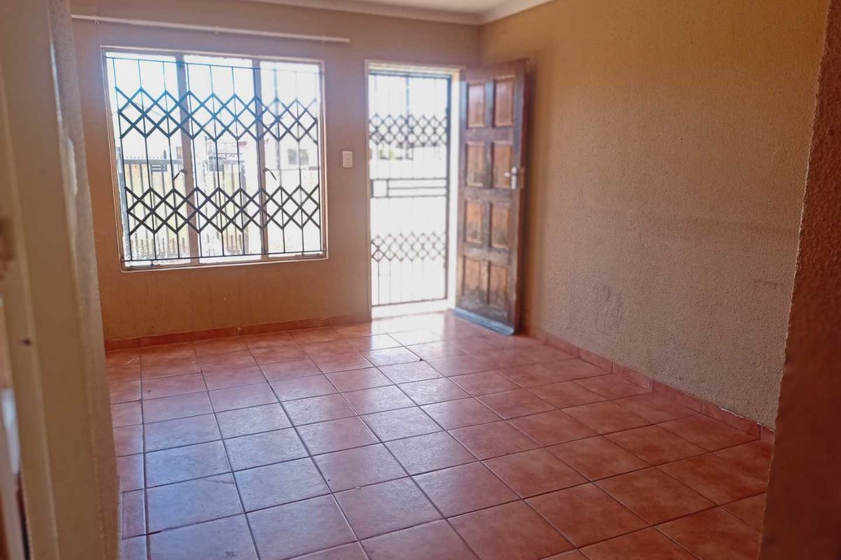 "Perfect Starter Home: 2 Beds Near Mams Mall!" - Photo 5