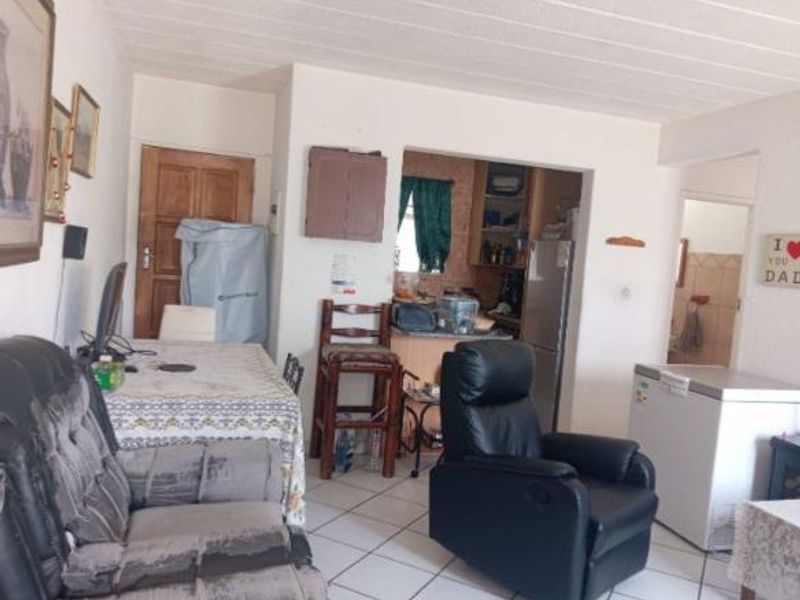 3-Bedroom Ground Unit In Secure Complex - Photo 2