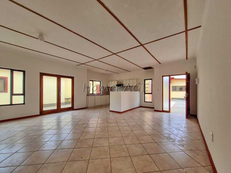 Meersig, Walvis Bay:  3 Bedr Home with 2 Bedr Flat is for Sale - Photo 4