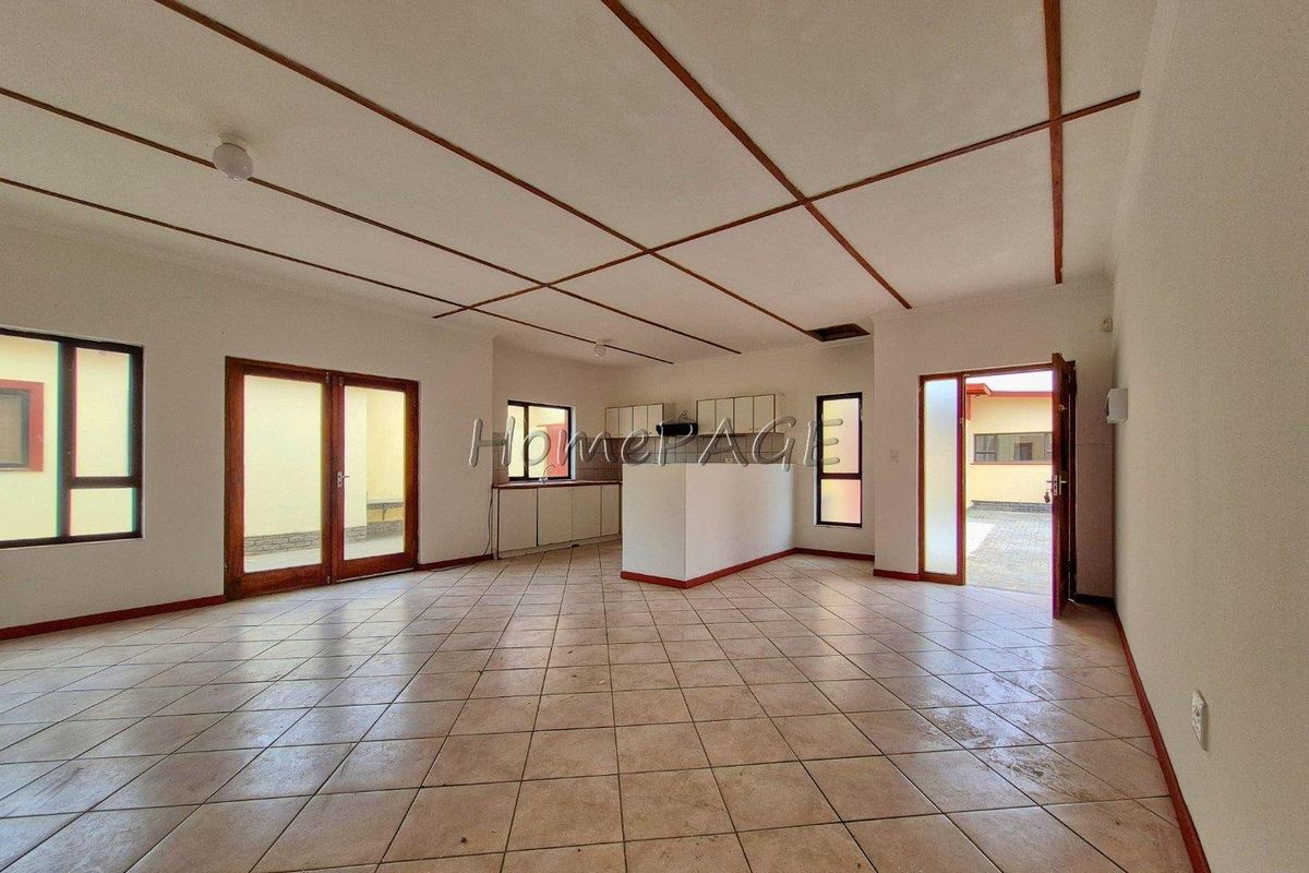 Meersig, Walvis Bay:  3 Bedr Home with 2 Bedr Flat is for Sale - Photo 4
