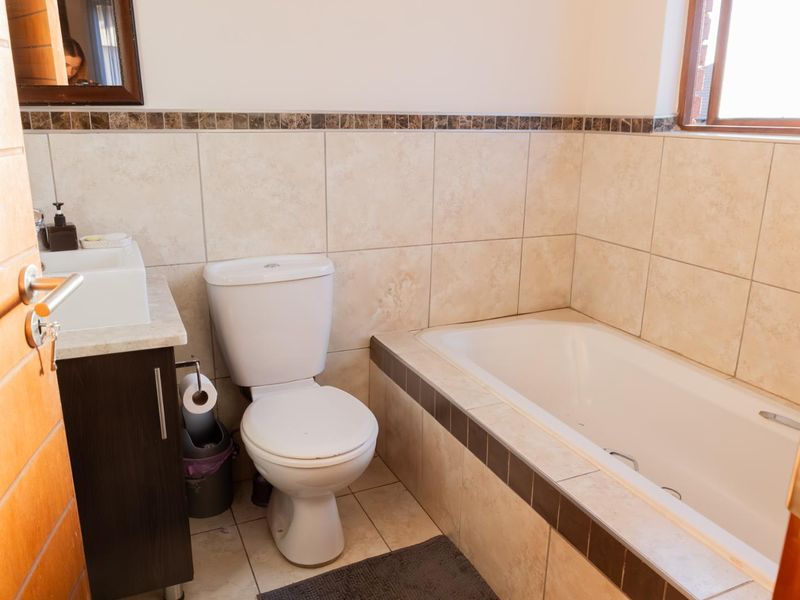 FOR SALE: 2-Bedroom Top Unit in Pretoriuspark - Photo 10