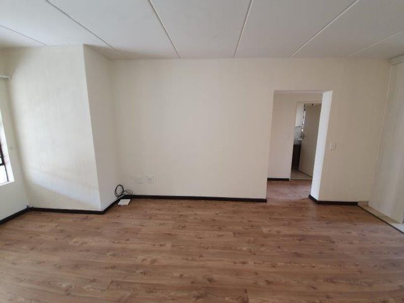 Charming 2-Bedroom Apartment in Secure North Riding Complex - Photo 6