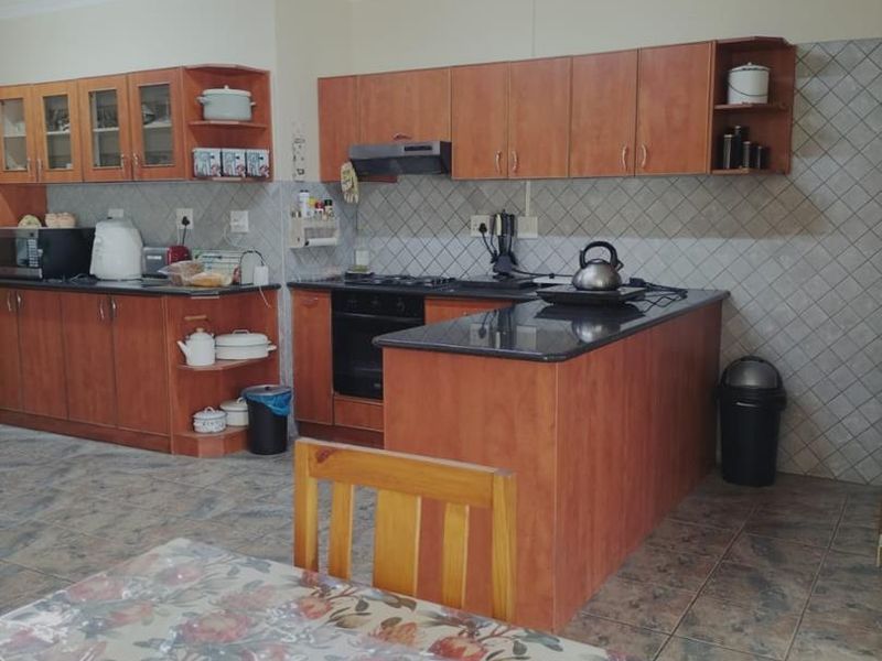 **A Spacious Family Home Perfect for Entertaining** - Photo 9