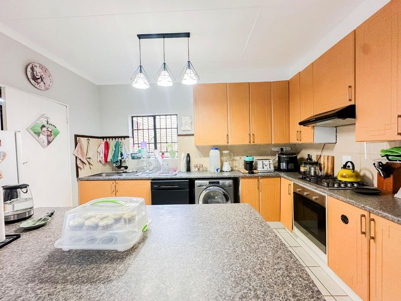 2 Bedroom Simplex with a Private Garden - Photo 7