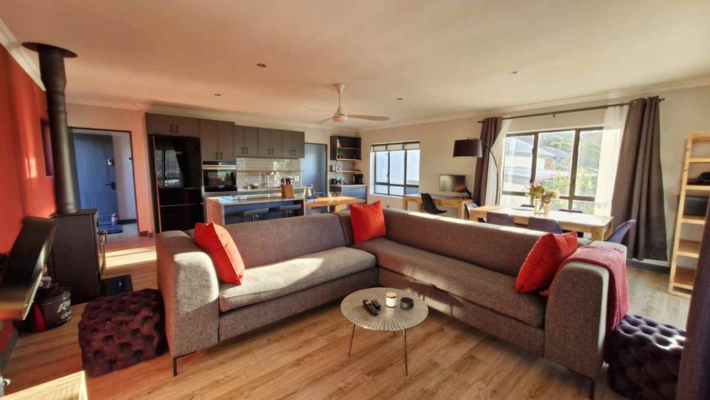 Sunny, spacious living area