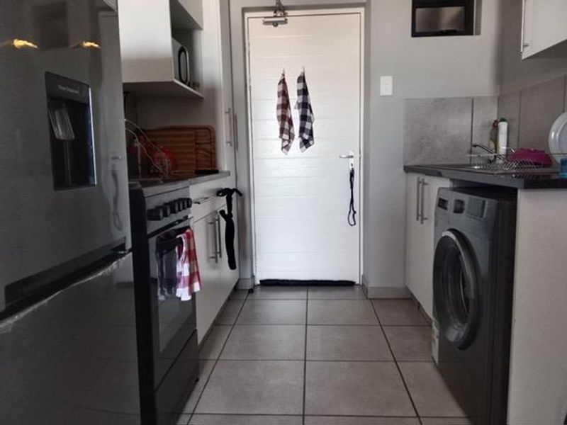 Cranes@Riverside - R 585 000, 2 Beds, 1 Bath - Photo 4